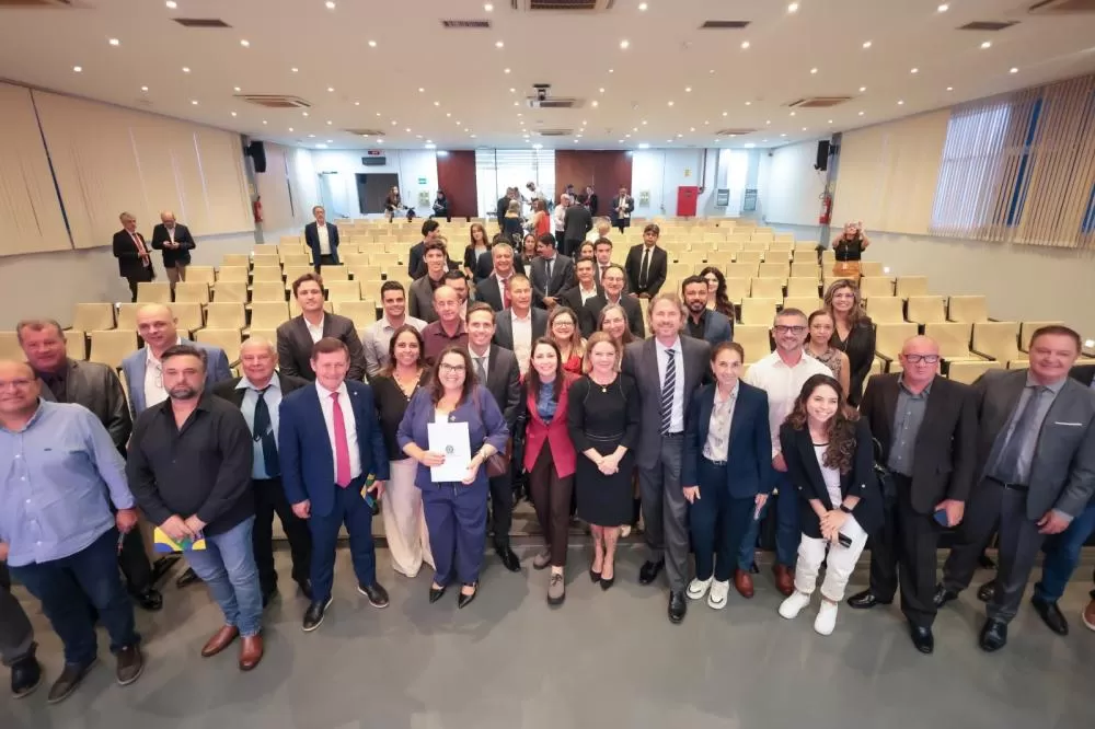 Gleisi reúne prefeitos do Paraná para fortalecer ações do governo Lula nos municípios