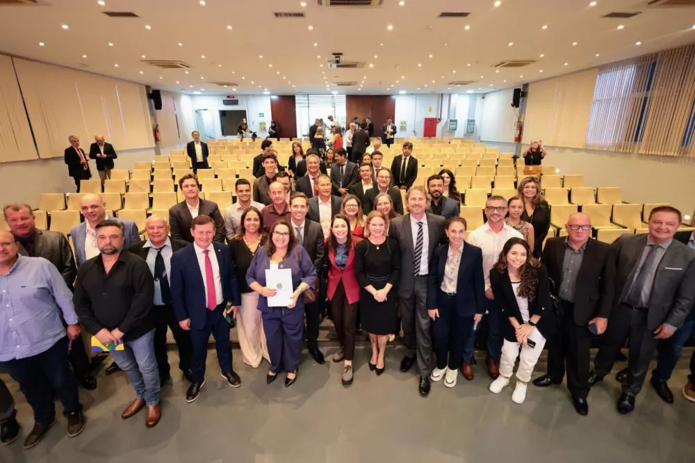 “Mais dinheiro e mais investimento para melhorar a vida do povo paranaense”, afirma Zeca Dirceu em Brasília