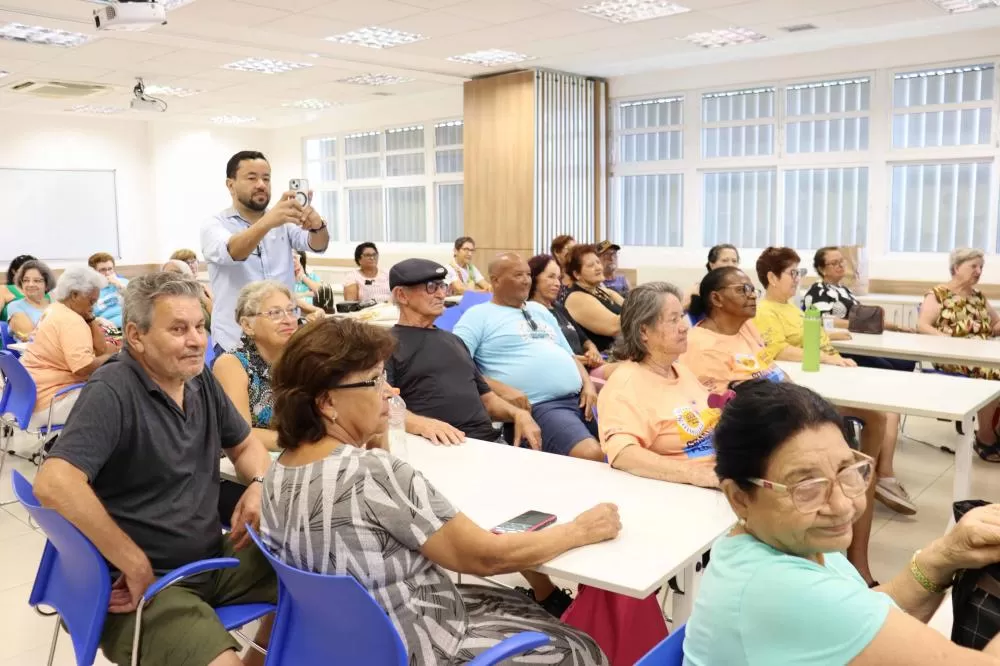 Mais de 70 idosos participam de workshops letramento em inteligência artificial Foto: Gabriel Pires/SEIA