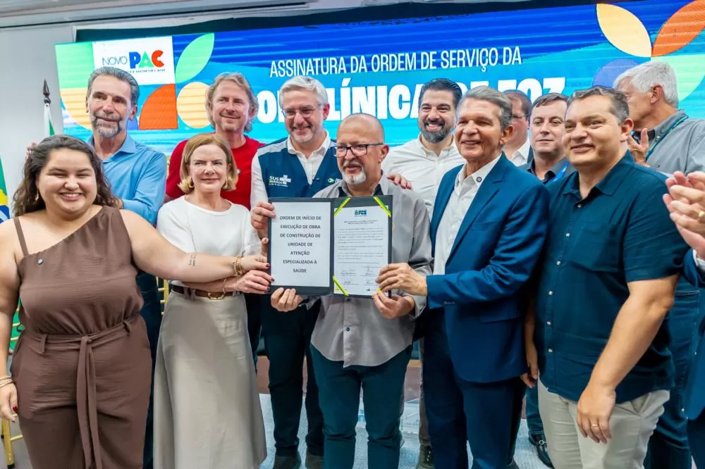Na assinatura participaram do evento a ministra da Secretaria de Relações Institucionais da Presidência da República, Gleisi Hoffmann, o secretário-executivo do Ministério da Saúde, Adriano Massuda, o diretor-geral brasileiro da Itaipu Binacional, Enio Ve