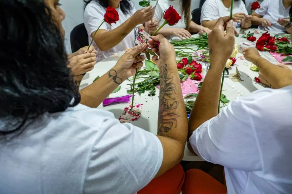 Mulheres privadas de liberdade preparam rosas que serão entregues no Dia da Mulher Foto: Polícia Penal