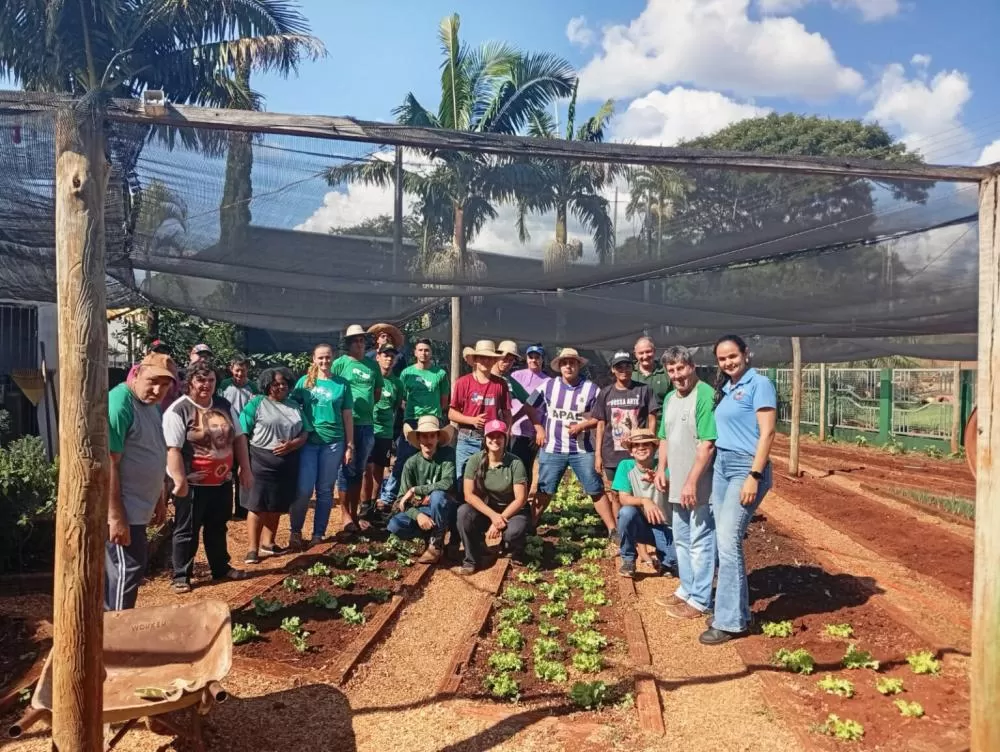 Plantio é guiado por profissionais que orientam sobre técnicas e prestam suporte necessário para as instituições contempladas. Foto: Simone Quiezi / Itaipu Parquetec