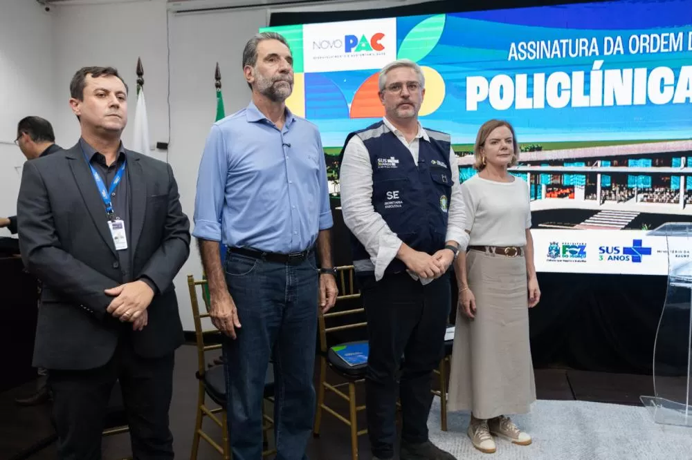 Representante da Caixa Econômica Federal, Cleiton Beje; diretor-geral brasileiro da Itaipu, Enio Verri; Secretário Executivo do Ministério da Saúde, Adriano Massuda e a Ministra da Secretaria de Relações Institucionais da Presidência da República, Glesi H