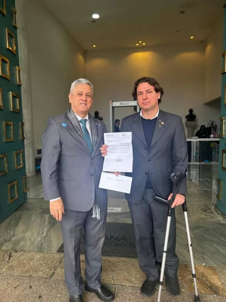  FOTO-LEGENDA: Deputado Anibelli Neto (MDB) proponente da sessão solene alusiva ao Dia do Rotariano Paranaense e o Governador do Distrito 4730, Marcelo Augusto Passos.