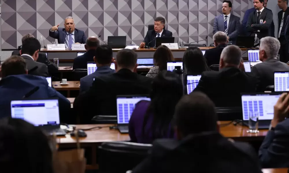 Mutirão mobiliza Morumbi em grande ação de combate à dengue em Foz do Iguaçu Semana de Mobilização reúne diversas secretarias com serviços de limpeza urbana, educação ambiental, prevenção à dengue e atendimento do Petmóvel até sexta-feira (20)