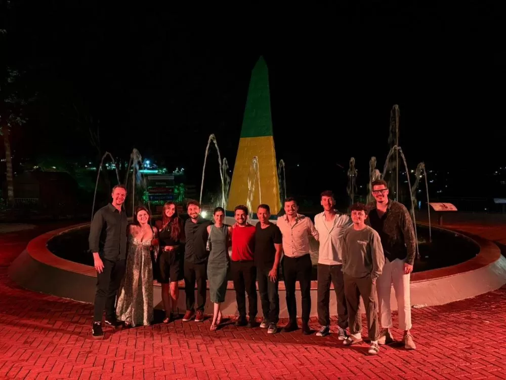 O diretor de Marketing Internacional, Negócios e Sustentabilidade da Embratur, Bruno Reis; o diretor de Promoção, Marketing Digital e Eventos do Turismo de Foz do Iguaçu, Petterson Gherlandi; o secretário municipal de Turismo de Foz do Iguaçu, Jin Petryco