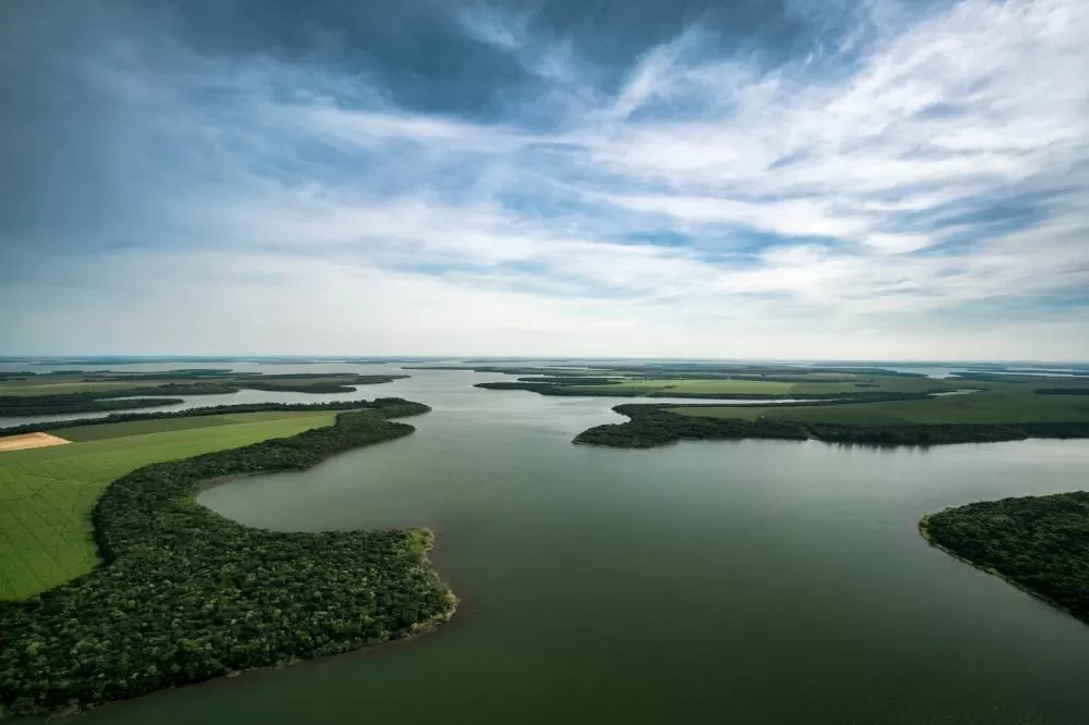 Faixa de proteção e reservatório da usina de Itaipu. Foto: Alexandre Marchetti/Itaipu Binacional.
