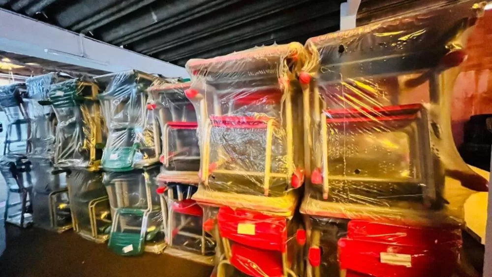 Mobiliário e eletrodomésticos estão sendo distribuídos, em etapas, nas escolas e CMEIs de Foz do Iguaçu.