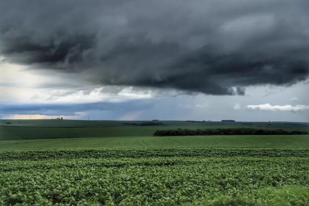 Nova frente fria aumenta risco de tempestade no início da semana no Paraná