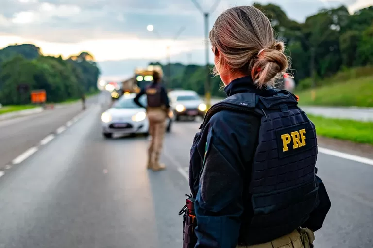 PRF realiza 3ª edição de operação exclusivamente com policiais femininas em Curitiba (PR)