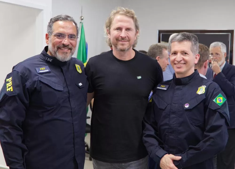 fotos: Ascom ZD - deputado federal Zeca Dirceu entre o Diretor-Geral da PRF nacional, Antonio Fernando Oliveira e o superintendente da PRF-PR, Fernando César Oliveira / com imagens do projeto cedidas pela PRF-PR