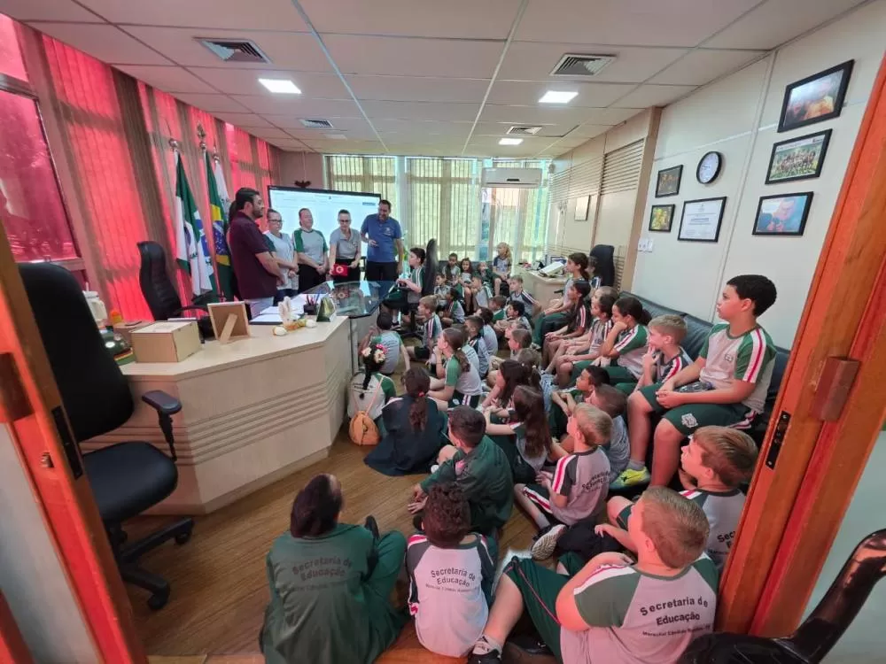 Estudantes da Escola 25 de Março visitam a prefeitura