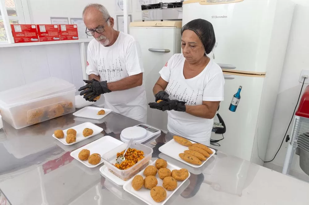 ANTONINA; 11/02/02; Silvio Fressato e Dirlana da empresa Bolinhos da Serra do Mar que produzem bolinhos sem glúten e possuem os produtos analisados pelo TECPAR; Foto: Hedeson Alves/TECPAR