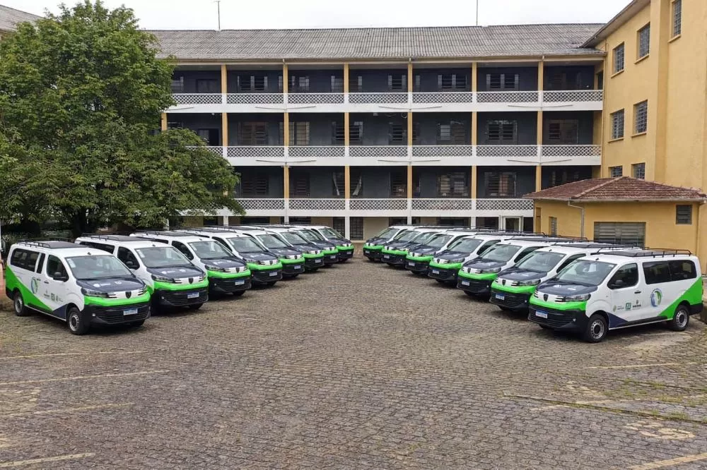 Estado amplia alcance do Mãos Amigas com entrega de 18 vans para manutenção de escolas Foto: Karina Audrey/Fundepar