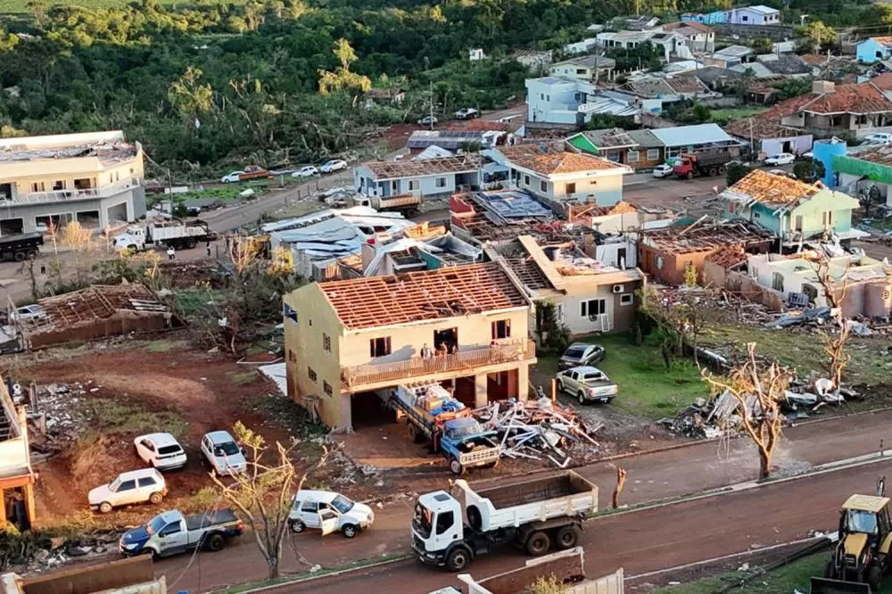 Governo do Paraná ignora urgência e entrega apenas uma casa após tornado em Rio Bonito do Iguaçu