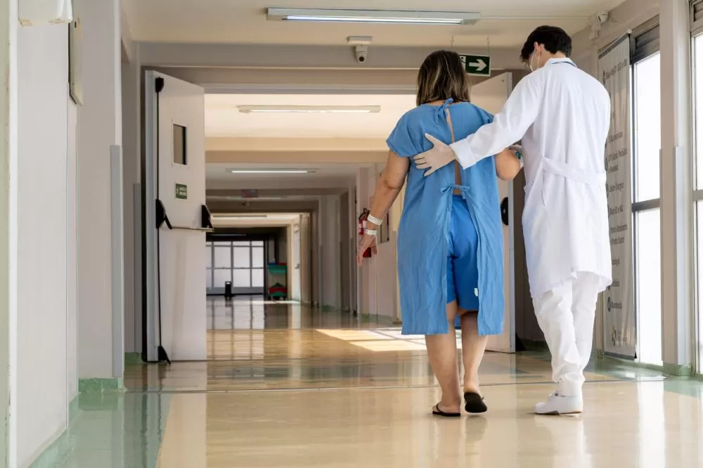 Paciente amparada no Hospital Itamed, em Foz do Iguaçu. Fotos: William Brisida/Itaipu Binacional.