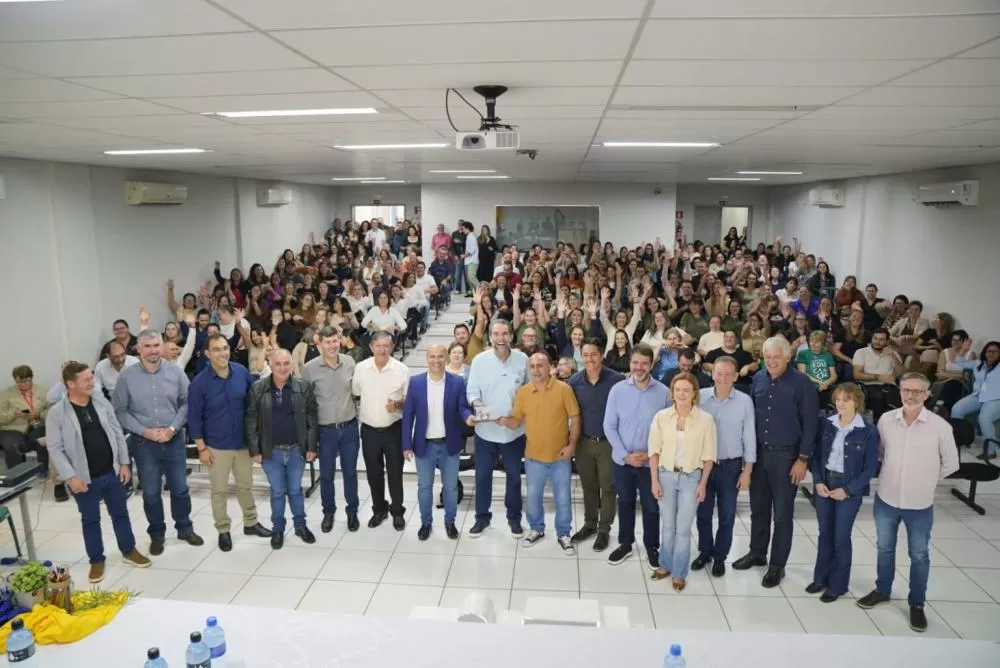 O diretor-geral brasileiro da Itaipu, Enio Verri, e autoridades durante a assinatura do convênio com a Associação dos Municípios do Centro do Paraná. Fotos: Alexandre Marchetti/Itaipu Binacional