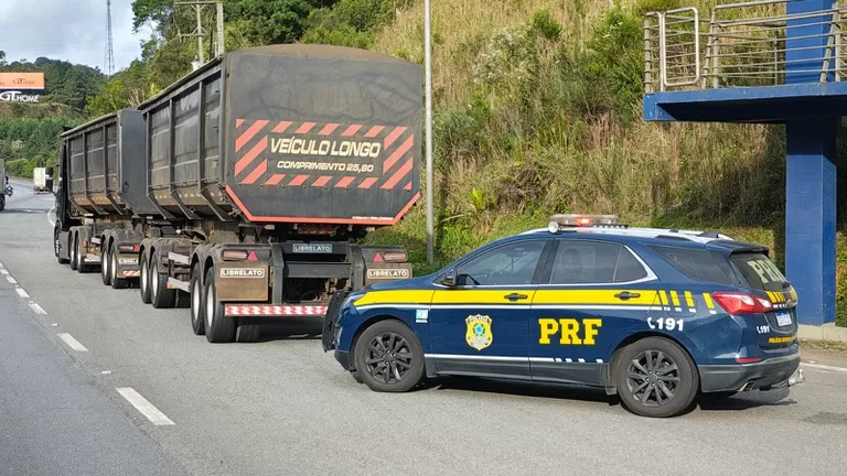 PRF impede bitrem com quase 100 toneladas de acessar região de serra no Paraná