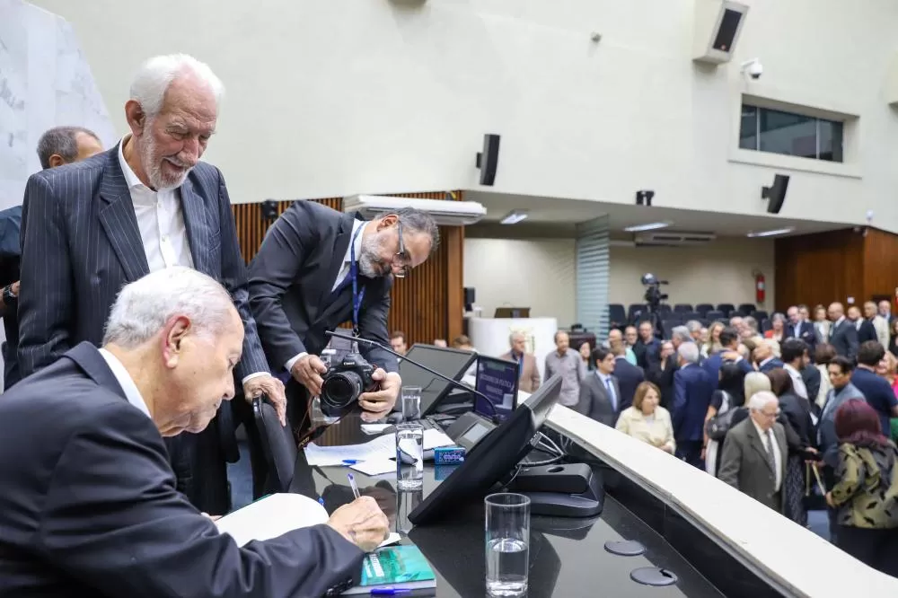 Darci Piana prestigia lançamento de livro que conta a história da política paranaense Foto: Igor Jacinto/Vice-Governadoria