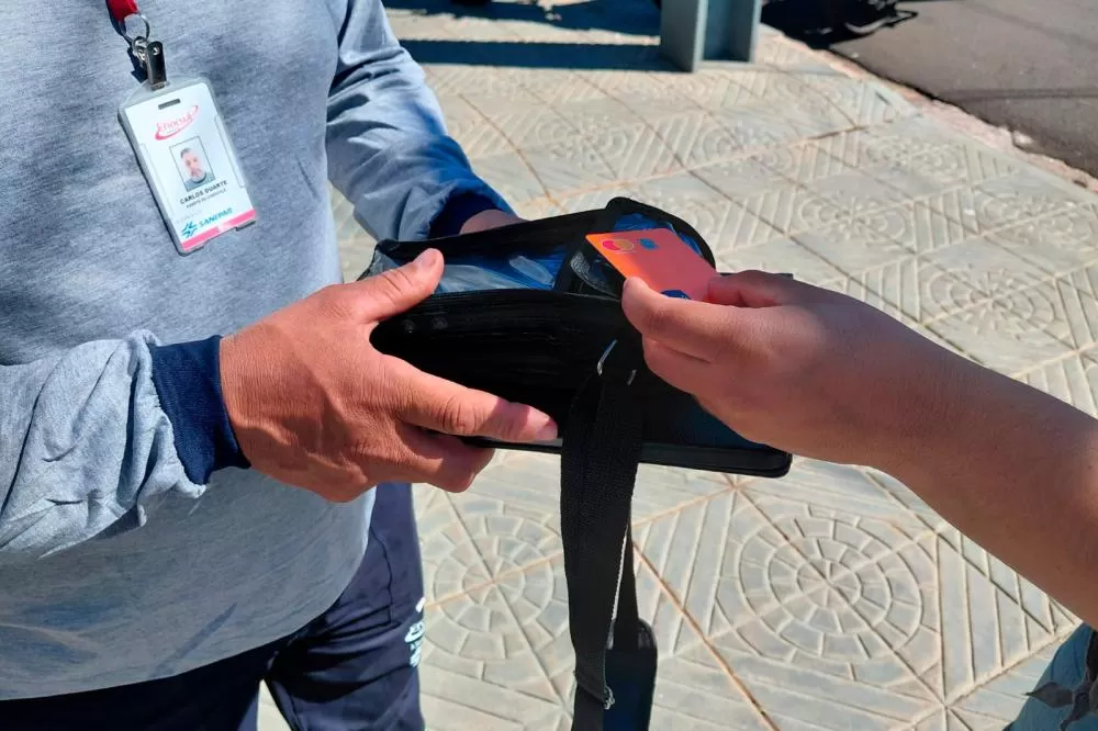 Serviço de pagamento no portão de casa para evitar corte de água chega à região Noroeste Foto: Sanepar