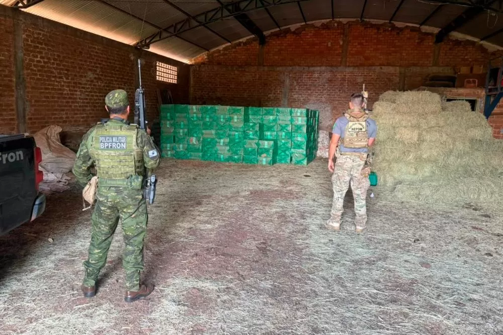 PMPR e PF prendem sete homens e apreendem 20 mil pacotes de cigarros contrabandeados no Noroeste Foto: PMPR