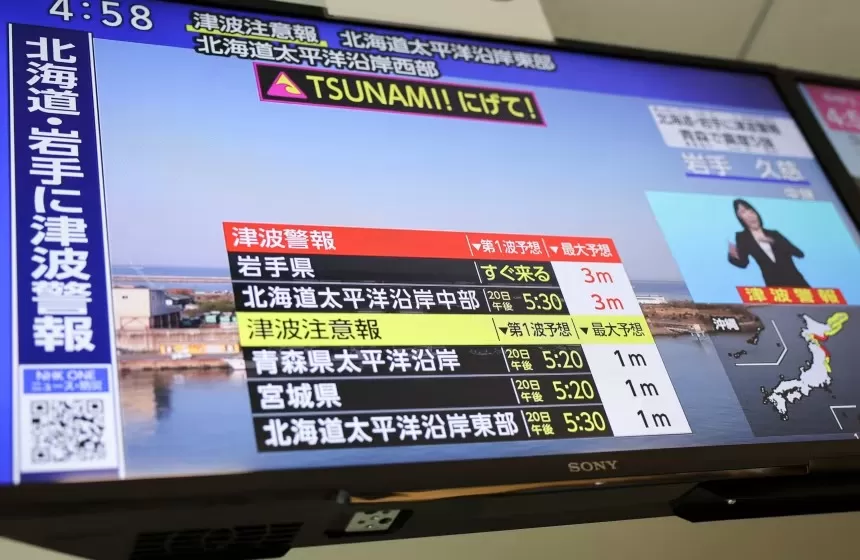 Uma emissora de televisão exibe uma reportagem sobre o alerta de tsunami emitido pela Agência Meteorológica do Japão nesta segunda-feira, informando que a agência prevê ondas de tsunami de até três metros (9,8 pés) atingindo as áreas costeiras do nordeste