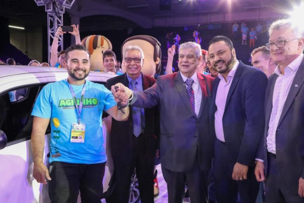 Professor Josiel recebeu as chaves do automóvel do diretor-presidente da Faep, Ágide Meneghette