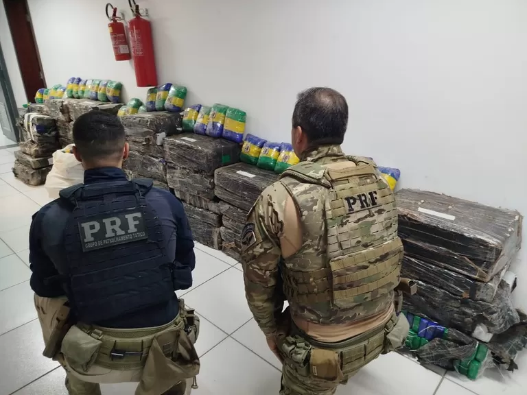 PRF apreende mais de uma tonelada de maconha após perseguição em Araucária (PR)