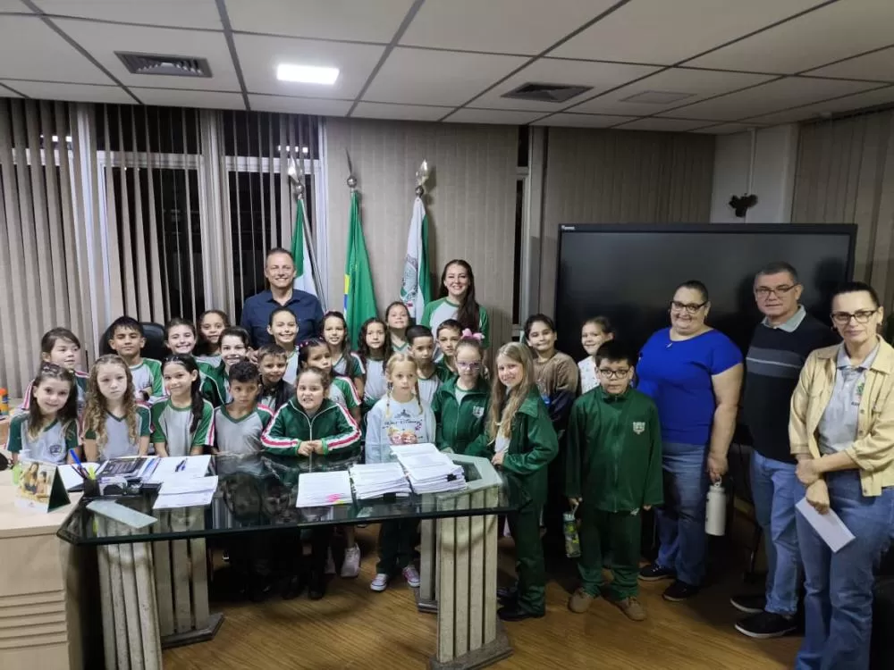Estudantes da Escola 25 de Julho visitam a prefeitura