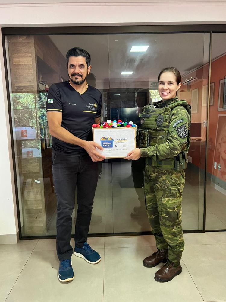 Gercinei Gomes Ramos presidente 2023-24 Rotary Club de Marechal Candido Rondon - 25 de julho recebendo a doação