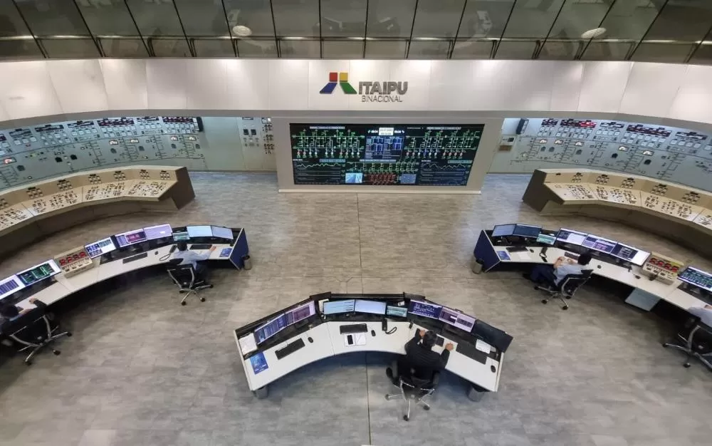 A usina de Itaipu completa 42 anos de produção ininterrupta nesta terça-feira, 5 de maio, data que marca a entrada em operação da primeira unidade geradora (U01), em 1984. A produção acumulada, desde então, já ultrapassou 3,1 bilhões de megawatts-hora (MW