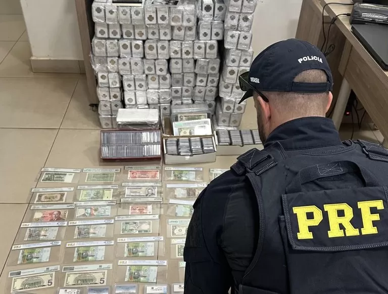 PRF apreende coleção milionária de moedas e cédulas estrangeiras em Cascavel (PR)