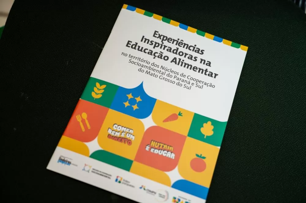 Versão física do Caderno foi entregue para cerca de 900 pessoas durante o Encontro de Integração da Formação em Segurança Alimentar e Nutricional, em março. Foto: Jaqueline Dutra - Vídeo UP/Itaipu Parquetec.