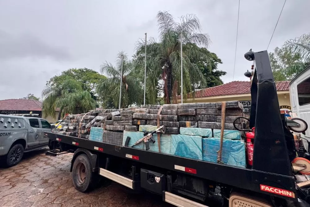 PMPR apreende mais de 5 toneladas de maconha e fuzil em Planaltina do Paraná Foto: PMPR