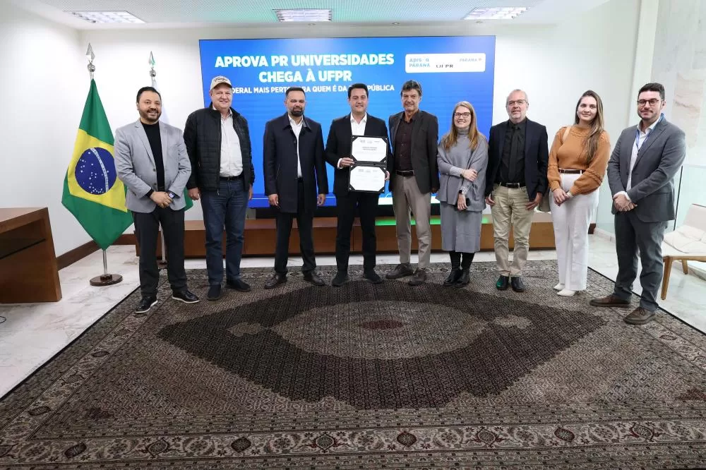 O governador Carlos Massa Ratinho Junior, o reitor da UFPR, Marcos Sunye, e o secretário de Estado da Educação, Roni Miranda, assinaram nesta segunda-feira (11) o convênio para adesão da instituição no Aprova Paraná Universidades, iniciativa do Governo do