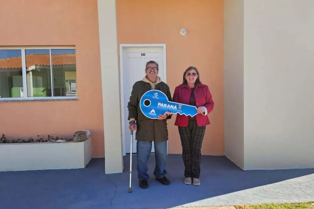 O Governo do Estado, por meio da Cohapar, entregou as chaves das moradias do 9º Condomínio do Idoso do Paraná nesta segunda-feira (11) em Cascavel, no Oeste do Estado. A nova unidade, batizada de Condomínio Residencial José Henn Neto, integra o programa C
