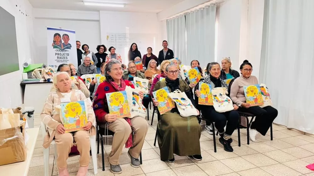Materiais foram entregues para alunos e professores do curso da alfabetização do CCI.