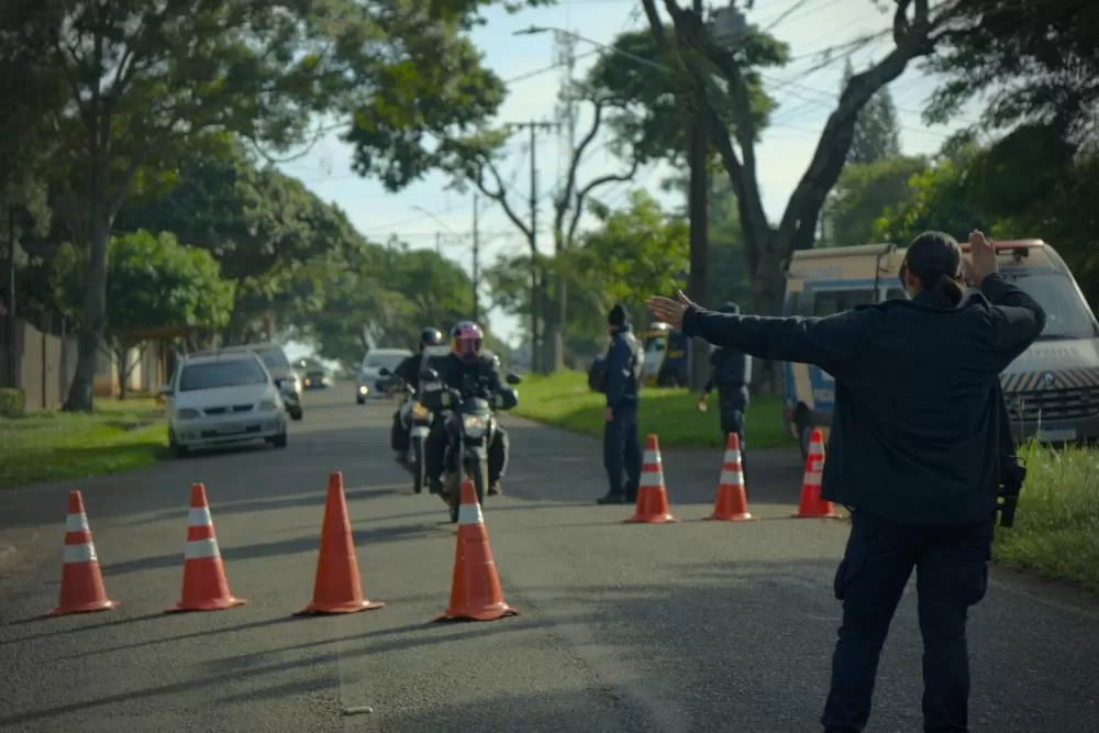 Na blitz foram abordadas motociclistas que passaram pela Avenida Javier Koelbel.