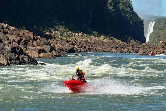 Bombeiros fazem treinamento operacional em Foz do Iguaçu com motoaquáticas de resgate inéditas no Brasil Foto: CBMPR