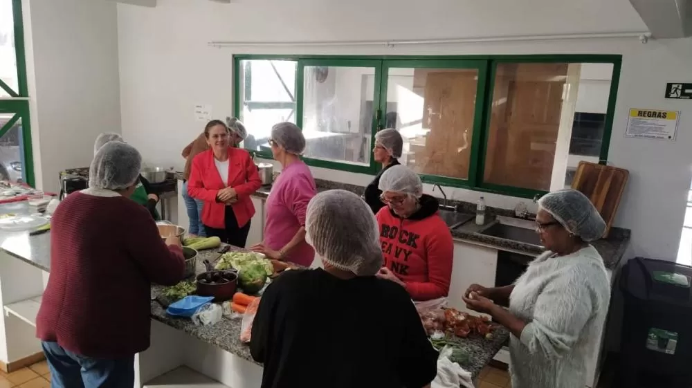 Oficina de Conservas e Compotas reúne famílias acompanhadas pelo CRAS Centro