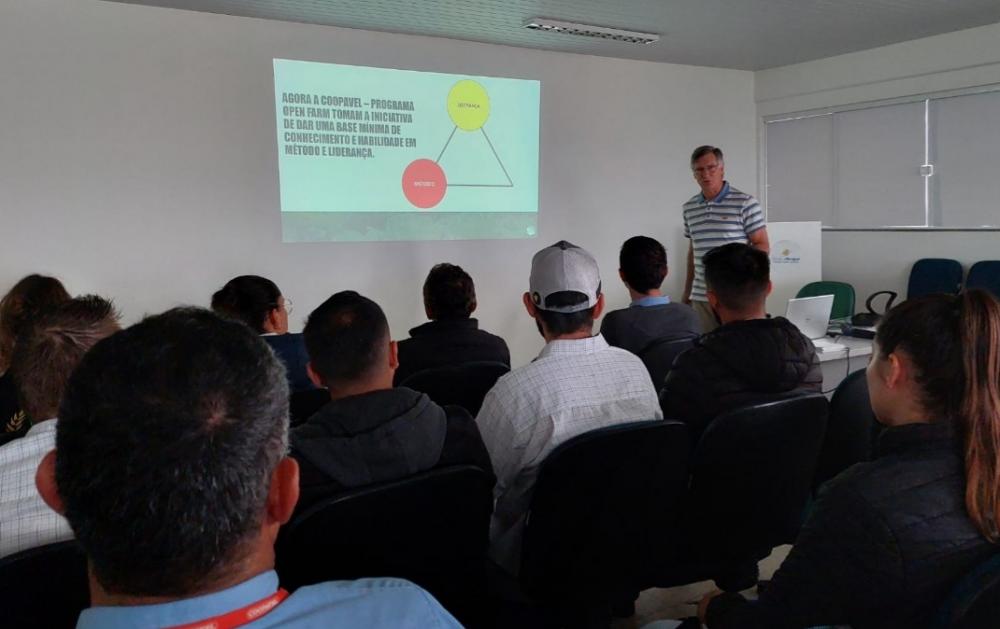 Legenda: Dalmazo durante uma das etapas do treinamento com colaboradores e diretores da Coopavel Crédito: Assessoria
