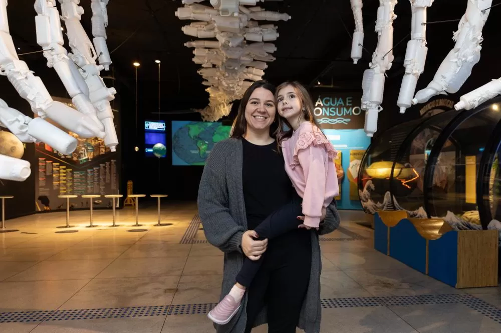 A terapeuta ocupacional Camila Roncoleta Baptista, de Jundiaí (SP), veio passear em Curitiba com a filha Ester Foto: Sanepar