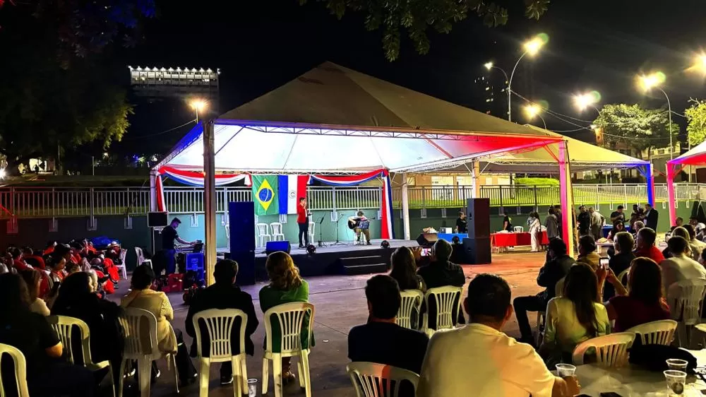 Grupos de dança e música se apresentaram para o público.