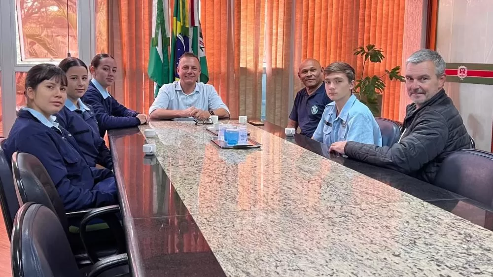 Liderança Jovem em Pauta: Vice-Prefeito Vanderlei Sauer Recebe Monitores do Colégio Cívico-Militar