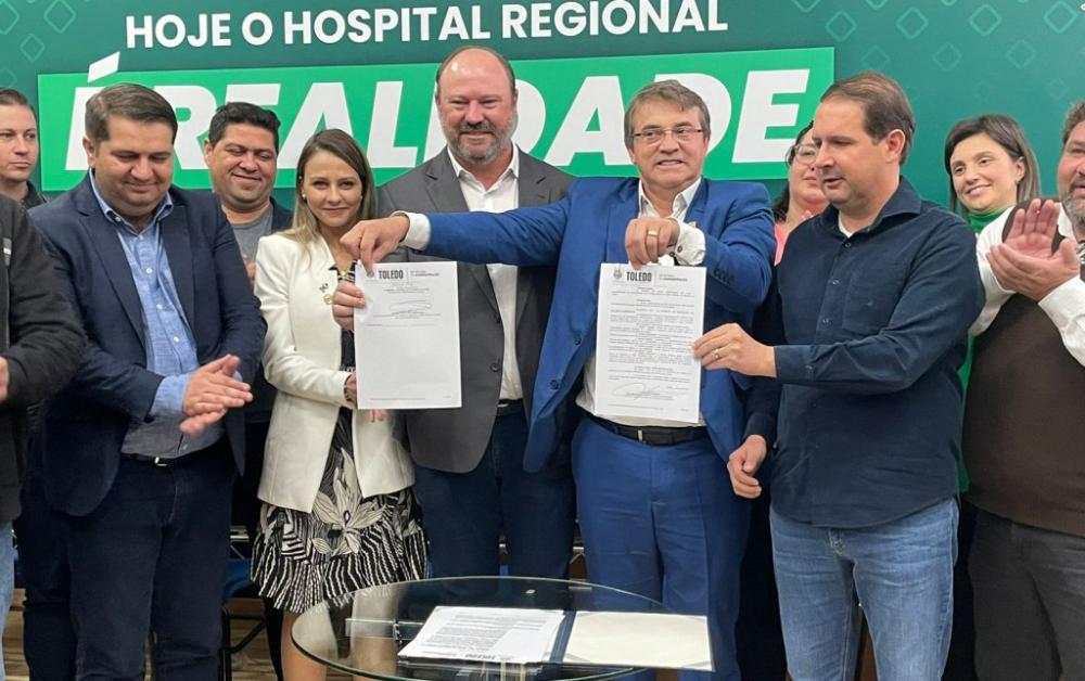 Prefeito, vice e presidente da Câmara participaram da assinatura do contrato de gestão do Hospital Regional de Toledo