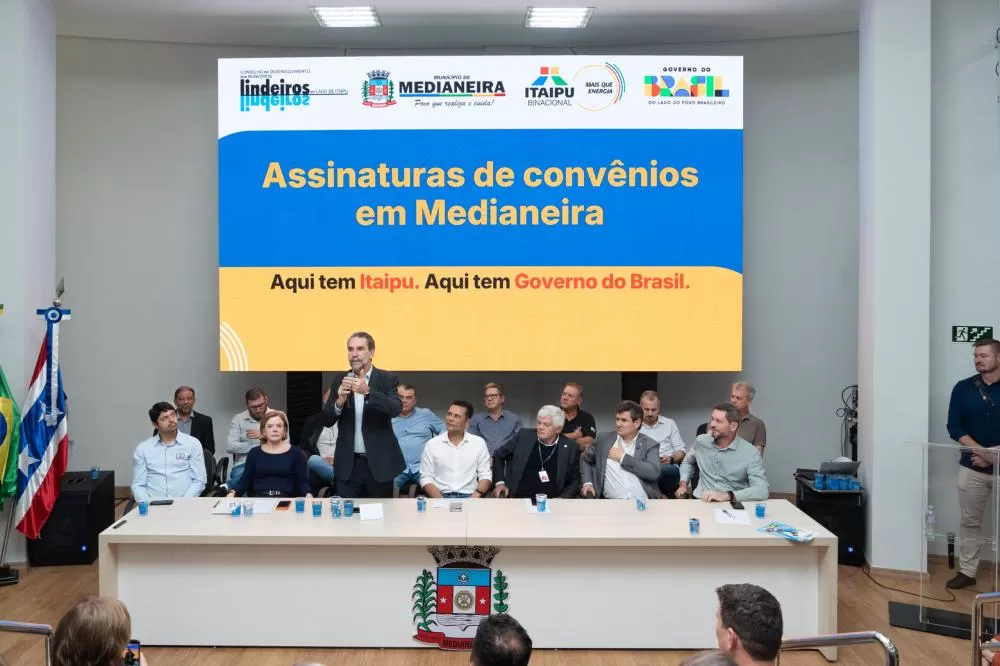 Diretor-geral brasileiro de Itaipu discursa na solenidade de anúncio dos investimentos na região lindeira. Fotos: Sara Cheida/Itaipu Binacional.