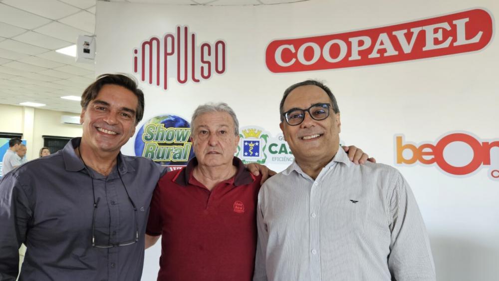 Legenda: Andre Correa, Dilvo e o engenheiro Paulo Castor de Castro Crédito: Assessoria