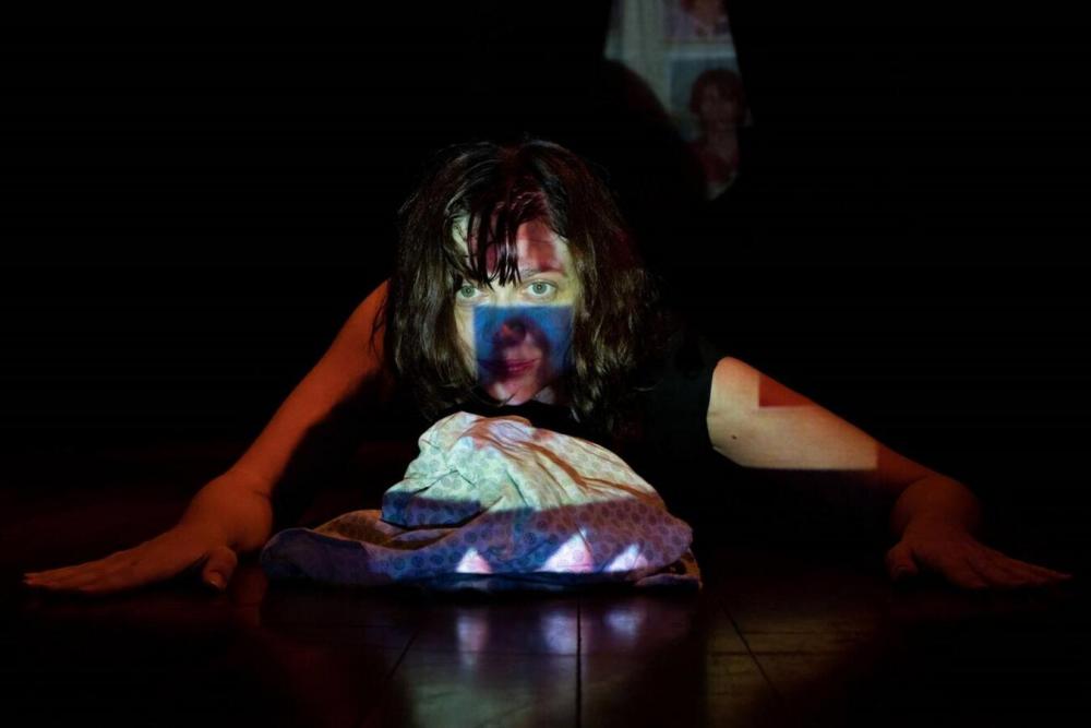 Com entrada franca, espetáculo protagonizado pela atriz Ana Karina Barbieri (Cia. do Terno de Dança-Teatro/Londrina), será encenado no dia 26 (domingo), às 19h