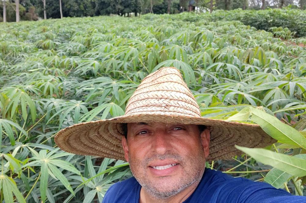 UEM distribui cerca de 200 mil mudas de mandioca de mesa em 2023 - Na foto, o produtor de Umuarama (PR), Ailton Francisco da Costa