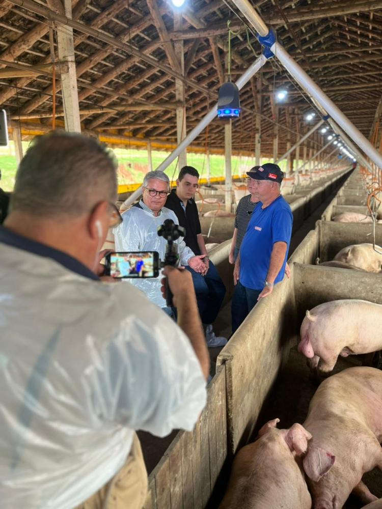 Equipe da RIC TV em recente gravação na propriedade de Arlindo Crédito: Assessoria